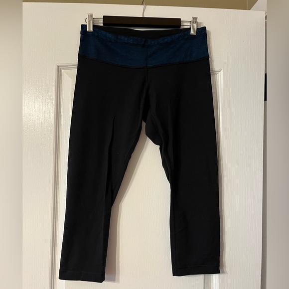 Reversible Lululemon Wunder Under Crops with Navy Waist - Picture 6 of 7